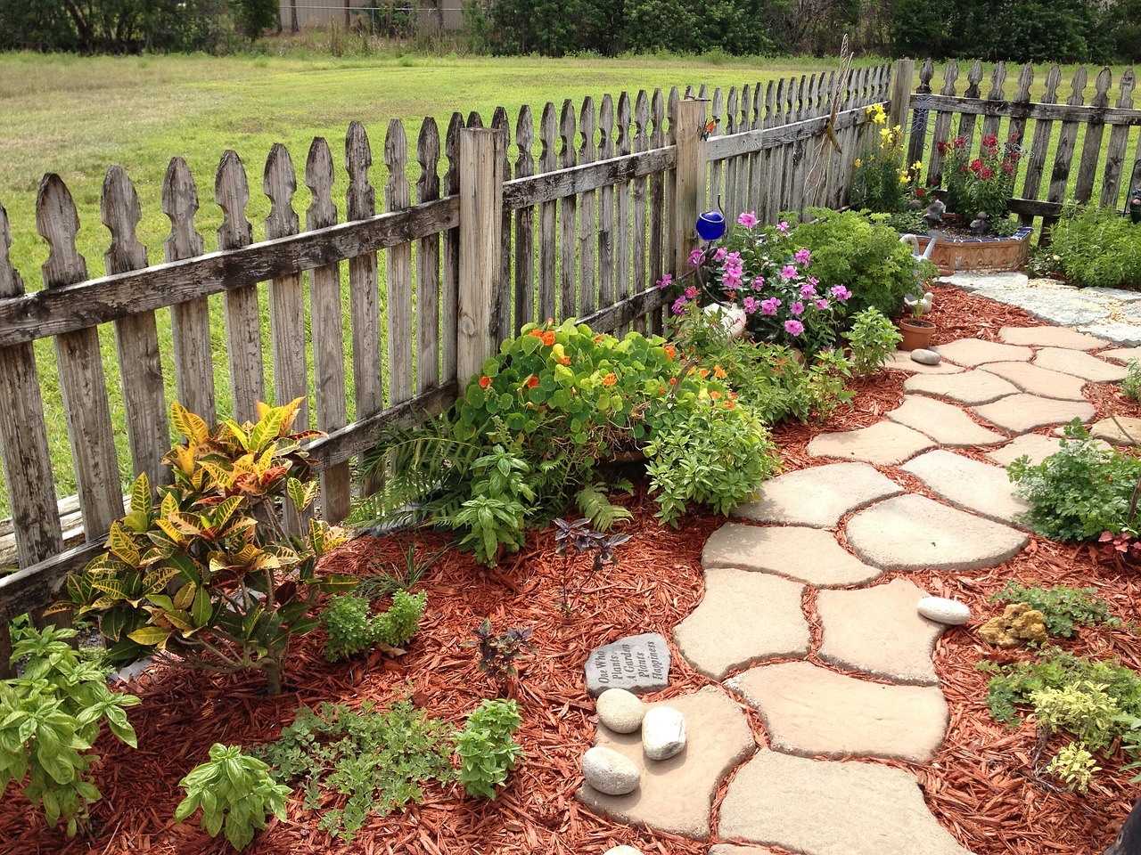 Garden path ideas: Mulch and Stone Garden Path
