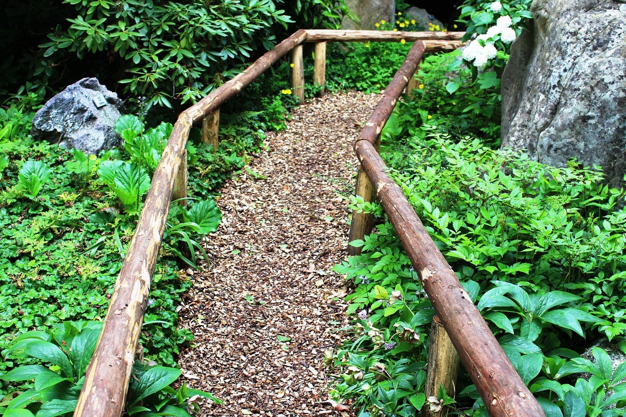 Garden path ideas: Wood Chip Garden Path